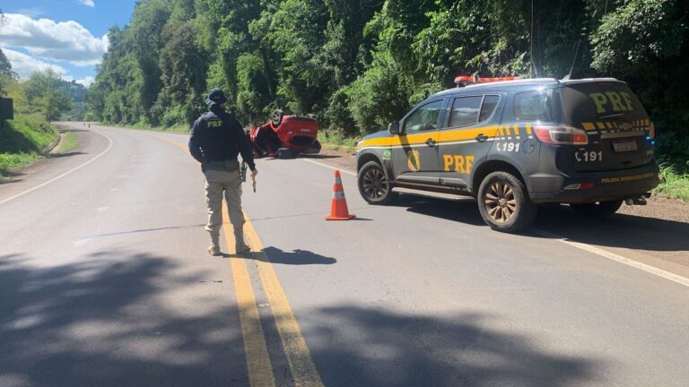 Mulher morre após carro capotar na BR-386