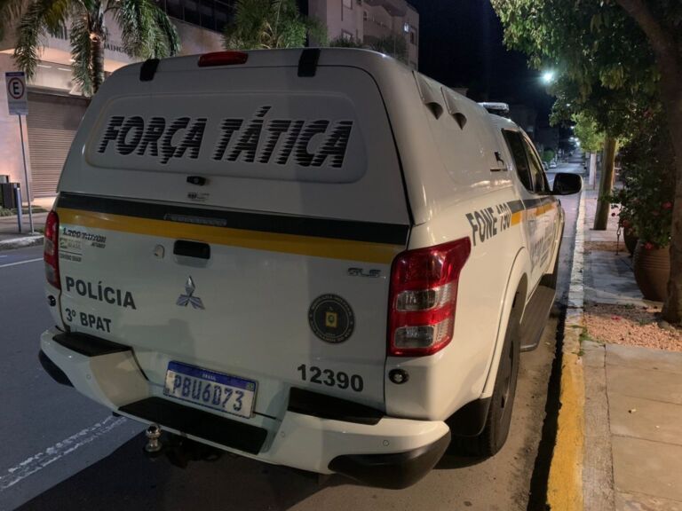 Homem tenta matar esposa e filho queimados