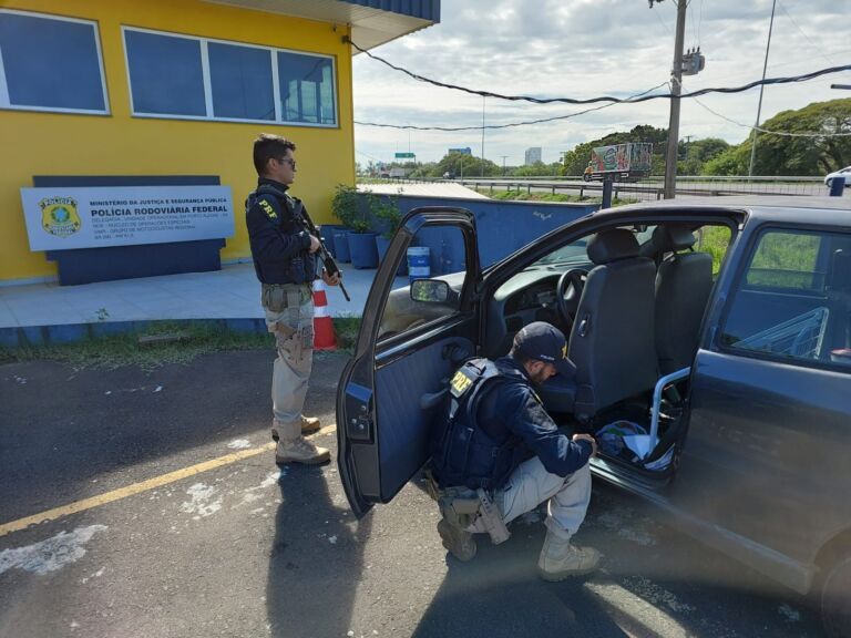 Homem tenta matar ex-mulher dentro do carro e acaba preso