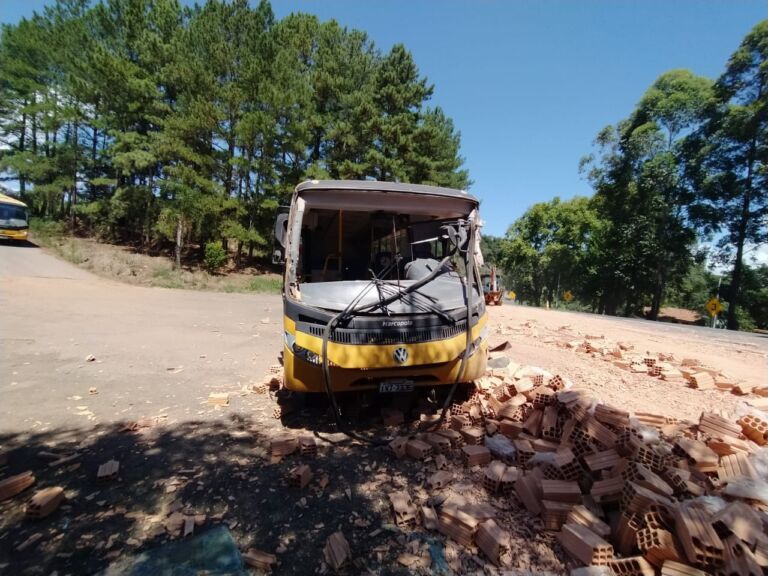 Caminhão carregado de tijolos bate em parada e em ônibus escolar