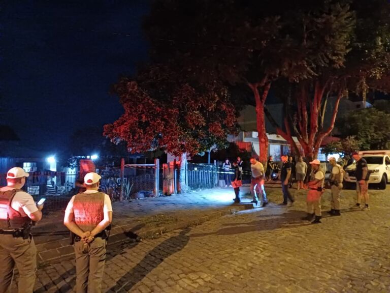 Homem com tornozeleira eletrônica é morto a tiros no portão de casa