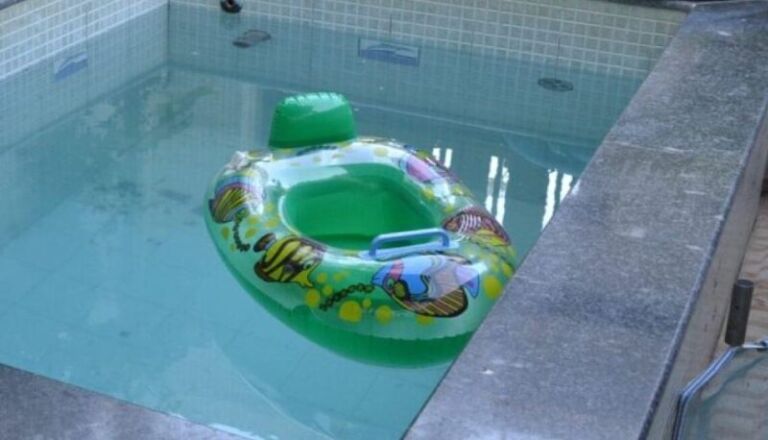 Bebê de um ano morre afogado na piscina
