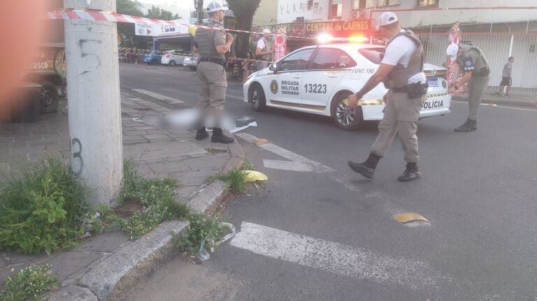 Homem é morto a tiros em parada de ônibus