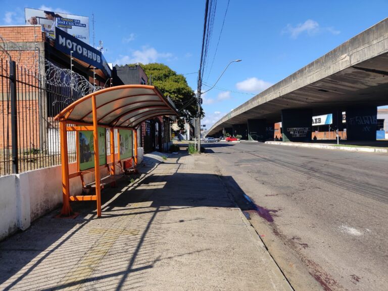 Homem é morto em parada de ônibus em Canoas