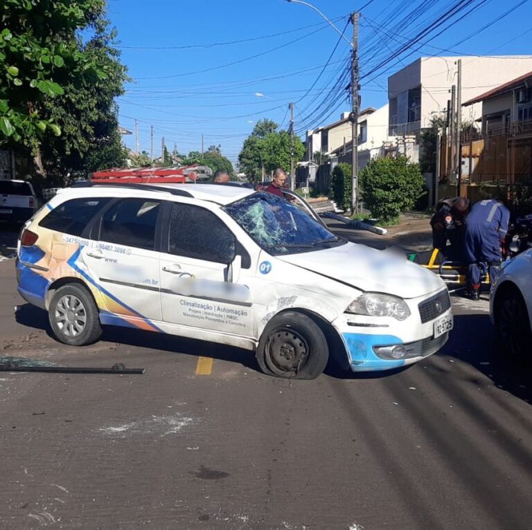 Motorista fica ferido após carro capotar em Canoas