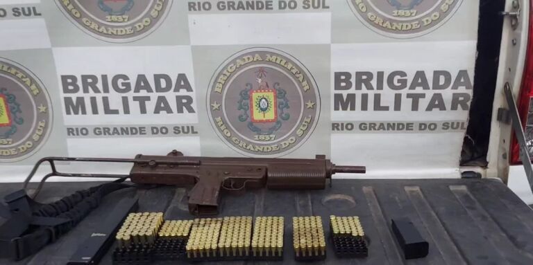 Homem é preso com submetralhadora na rua