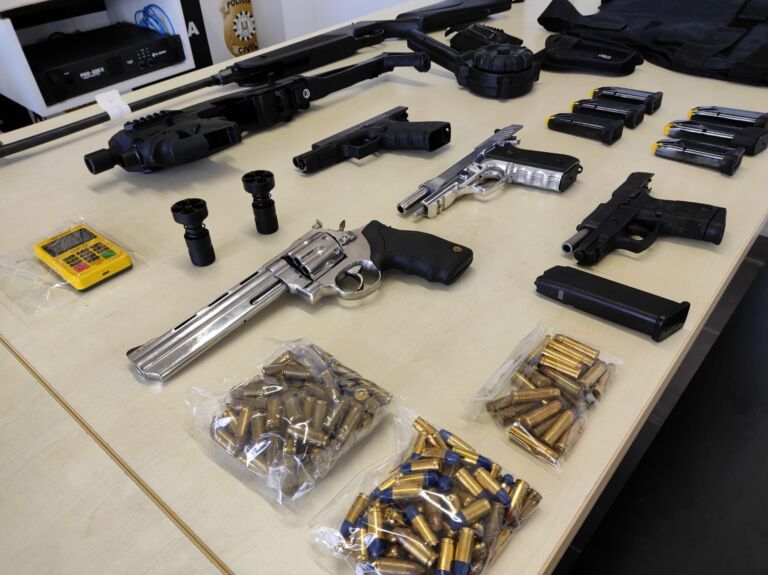 Delegado conta detalhes da prisão de líder de facção de Canoas que tinha arsenal de armas em casa