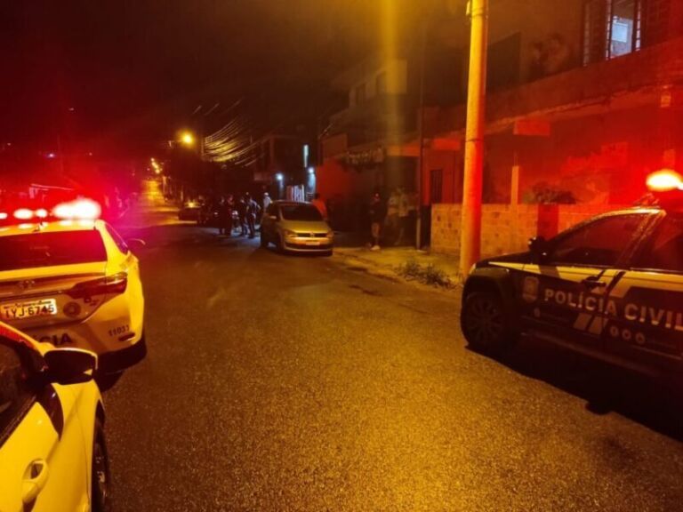 Jovem é morto com diversos tiros na frente de comércio
