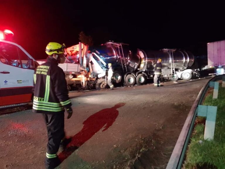Homem morre após acidente com quatro caminhões