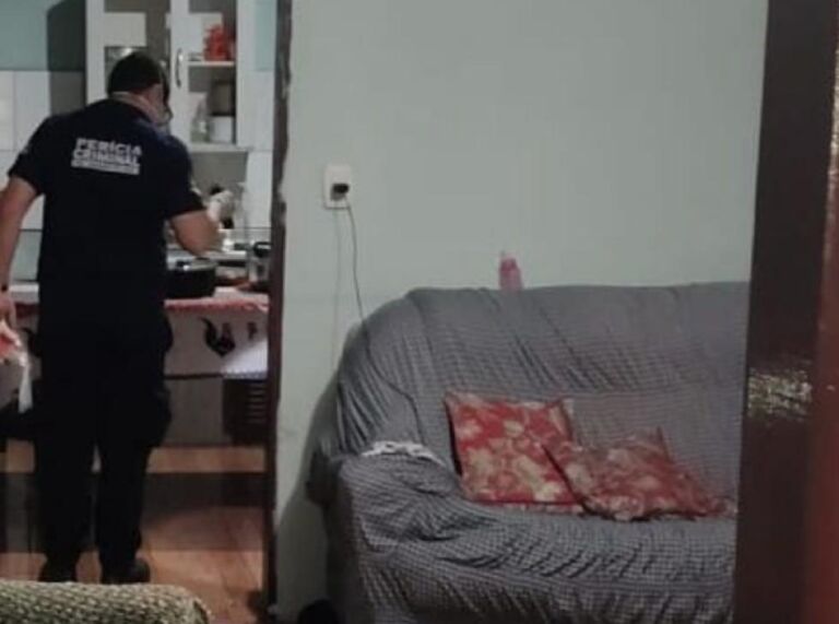 Mulher é morta a tiros no sofá de casa pelo companheiro