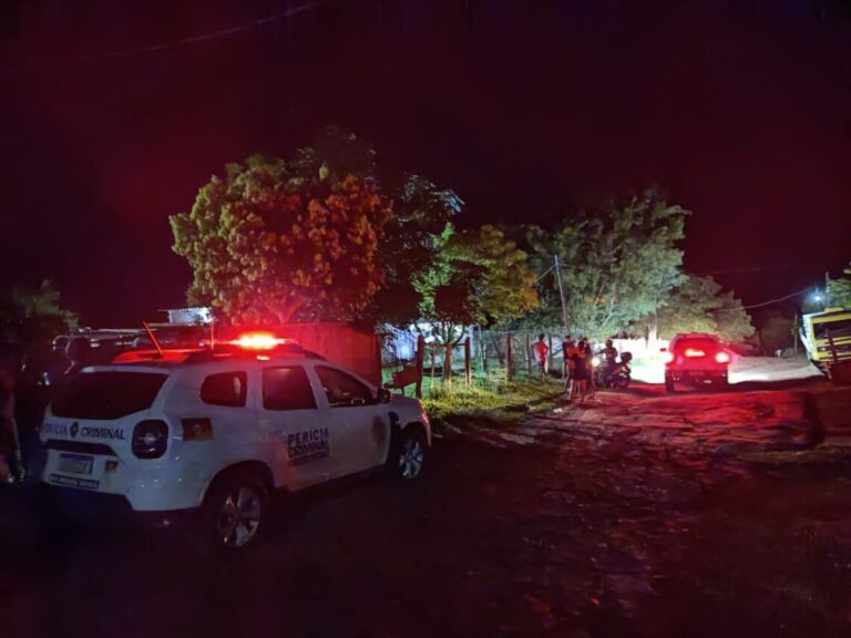 Jovem é morta com um tiro na cabeça em frente as filhas pequenas