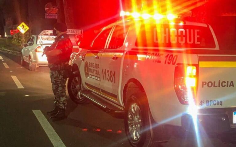 Criminosos matam homem e atiram contra a viatura da BM