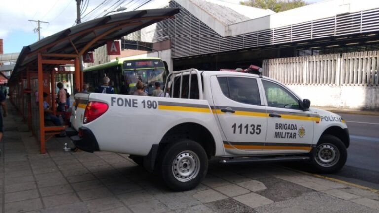 Mulher é atropelada por ônibus em Canoas