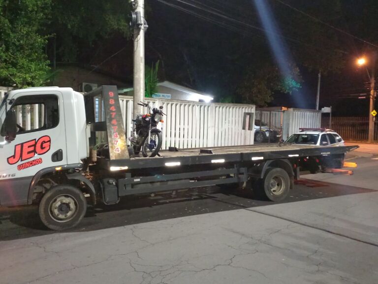 Sem carteira, motoqueiro faz manobras perigosas na frente da Brigada Militar em Canoas e acaba ficando sem a moto