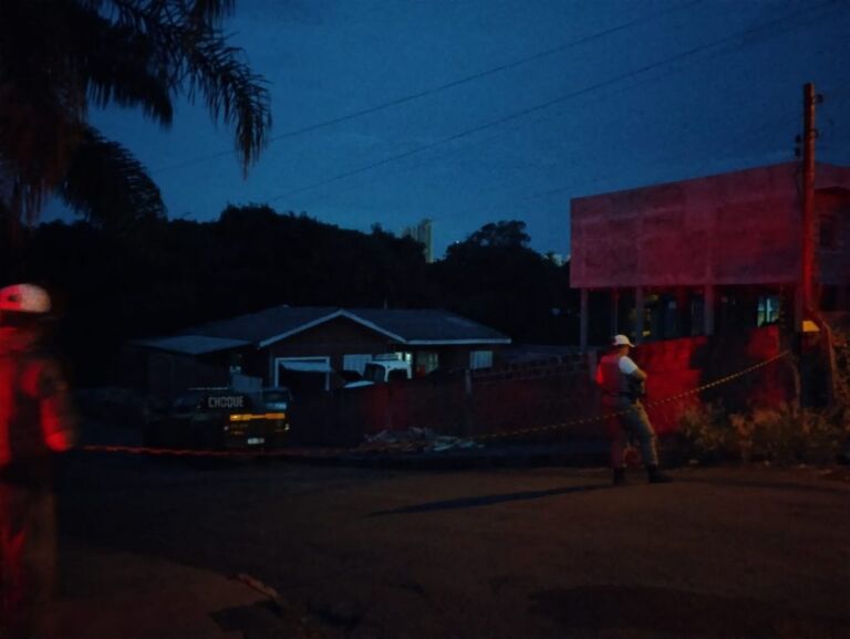 Pai e filho são mortos a tiros dentro de casa