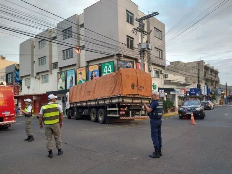 Homem morre em colisão entre moto e caminhão