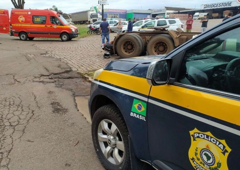 Motoboy morre após colisão contra caminhão