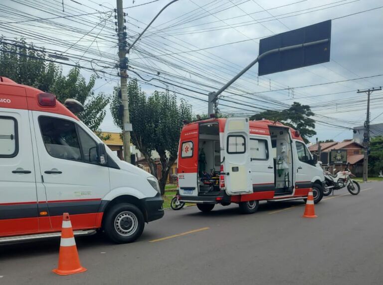 Motociclista desvia de carro e acaba batendo em moto estacionada; Duas pessoas estão no Pronto Socorro de Canoas