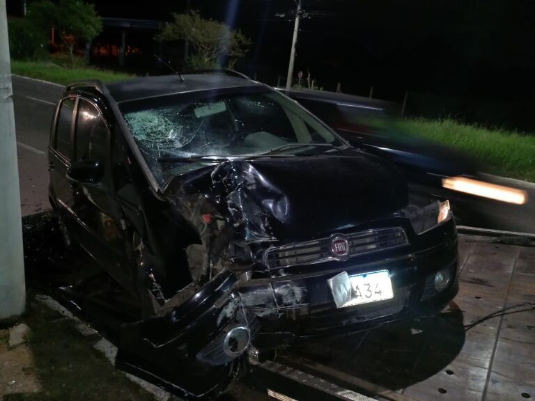 Motorista bate carro em poste após perder controle em Canoas