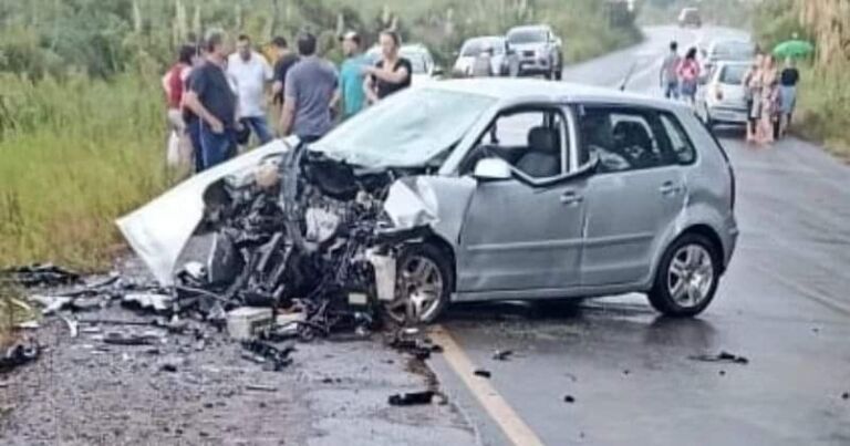 Casal morre em colisão frontal entre dois veículos
