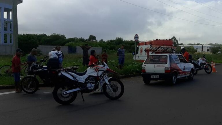 Motociclista é internado em hospital após colisão entre carro e moto em Canoas