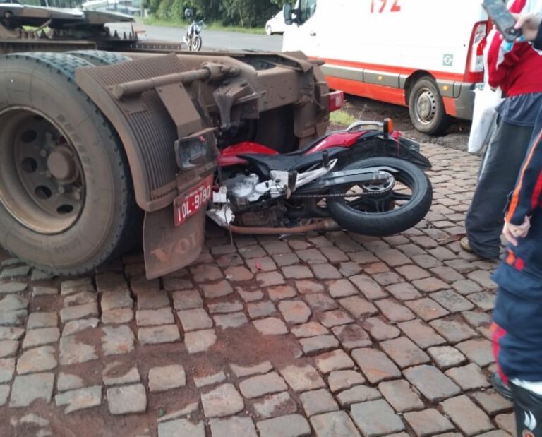 Condutor morre em colisão entre caminhão e moto