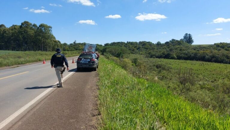 Corpo é encontrado dentro de carro