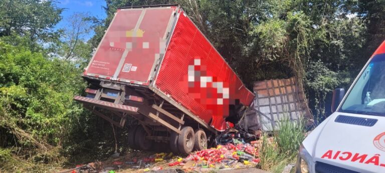 Dois homens morrem após colisão frontal de três caminhões