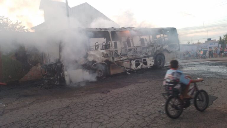 Ônibus pega fogo e assusta moradores em Esteio