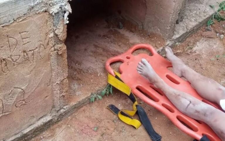 Mulher é encontrada viva em túmulo