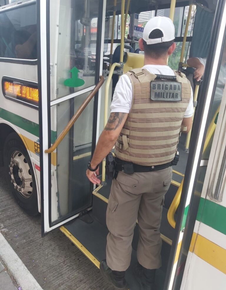 Homem ameaça passageiros de ônibus e acaba morto após confronto com a Brigada Militar