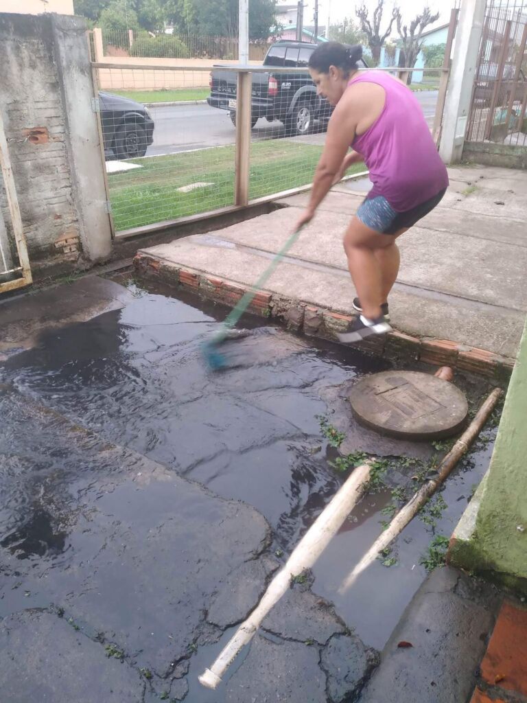 Esgoto invade casas e acumula prejuízos após obra da Prefeitura de Canoas