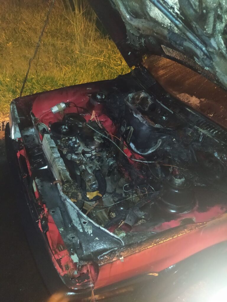 Carro pega fogo no meio da rua em Canoas