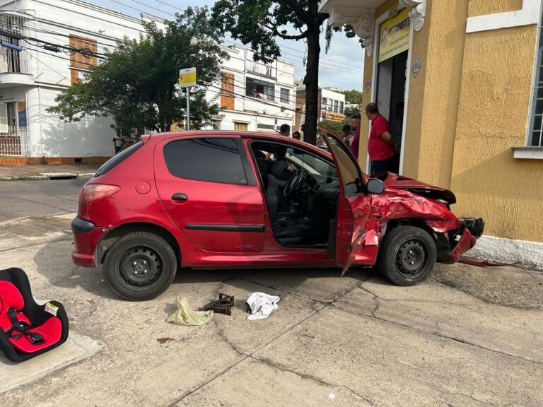 Entregador de drogas bate carro fugindo da polícia