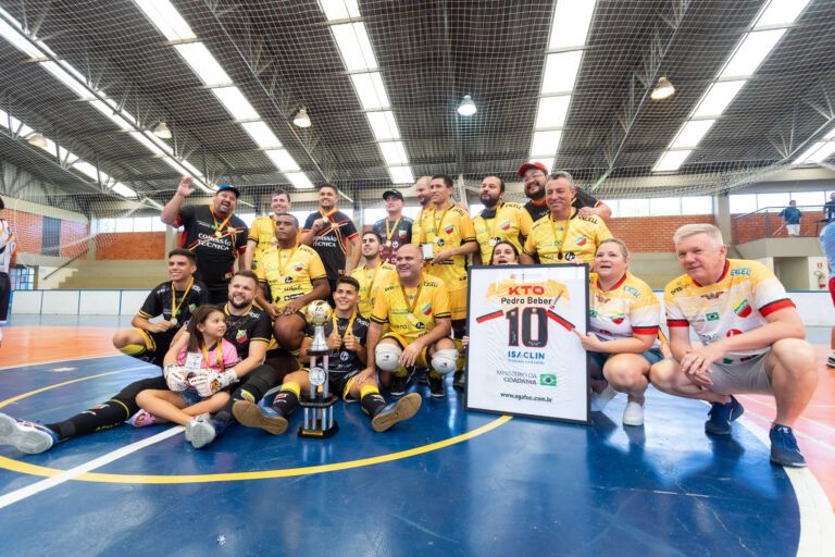 Time canoense ganha copa internacional de futebol para cegos