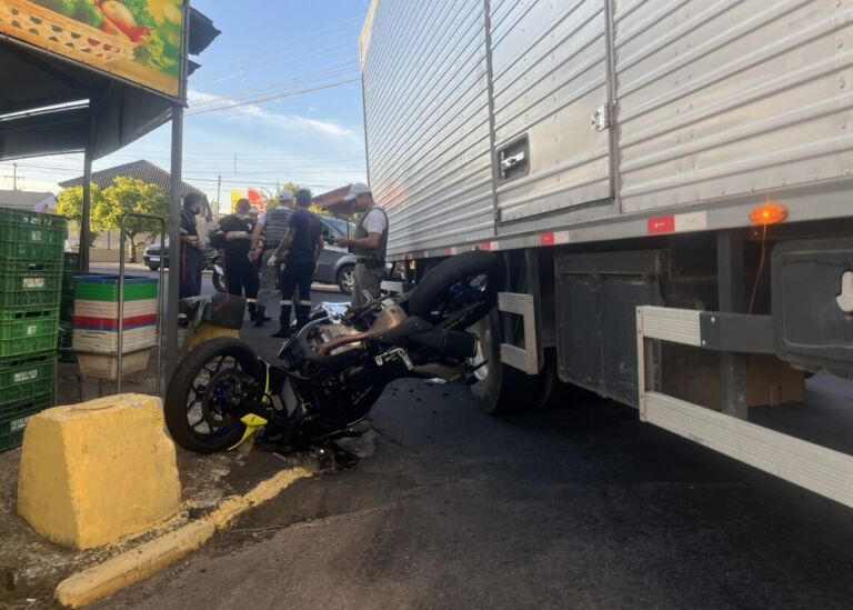 Policial militar morre após acidente entre moto e caminhão