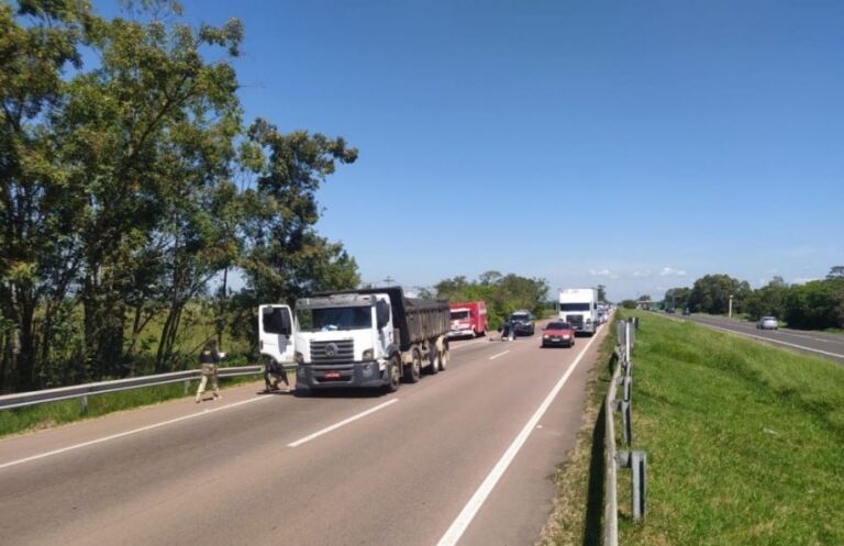 Motociclista de Canoas morre após colisão traseira com caminhão