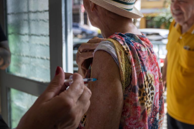 “Vacina é algo sério e é muito importante” afirma idosa ao ser vacinada contra gripe em Canoas