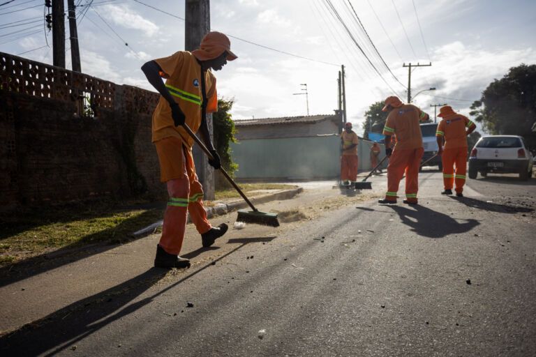 Mais de 1.400 toneladas de lixo são recolhidos no Guajuviras em Canoas