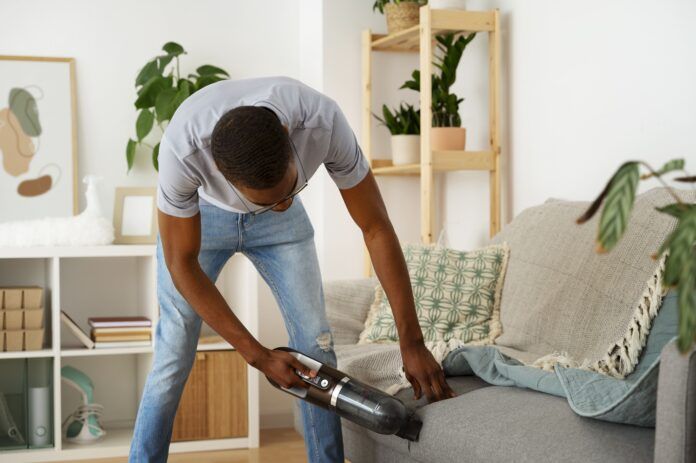 Sofá: qual a diferença entre limpeza profissional e amadora?