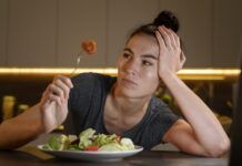Ansiedade pode desencadear descontrole alimentar