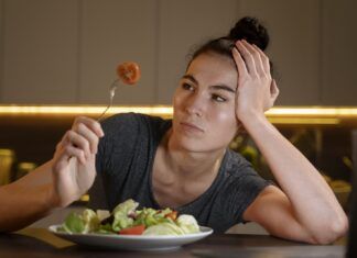 Ansiedade pode desencadear descontrole alimentar
