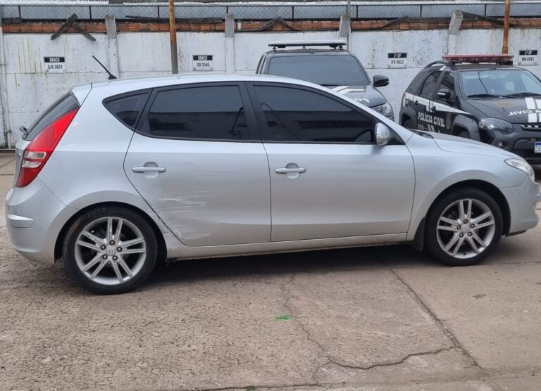 Casal atropela policial ao tentar fugir da policia