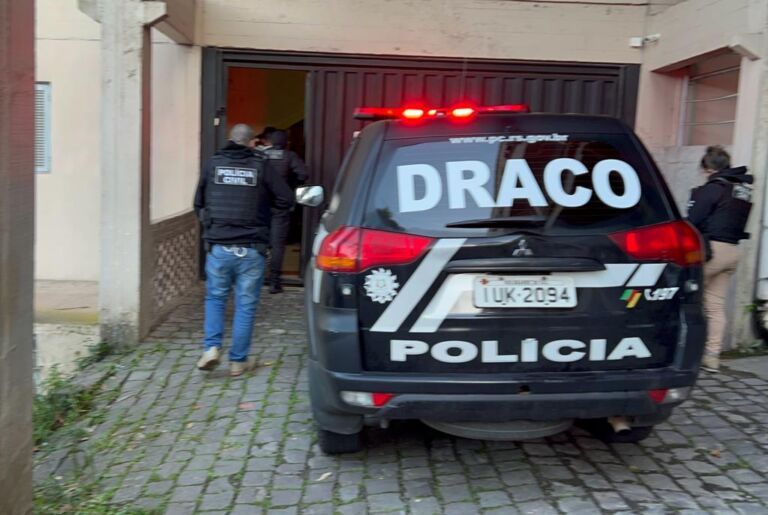 Traficante que vendia drogas em estacionamento é preso