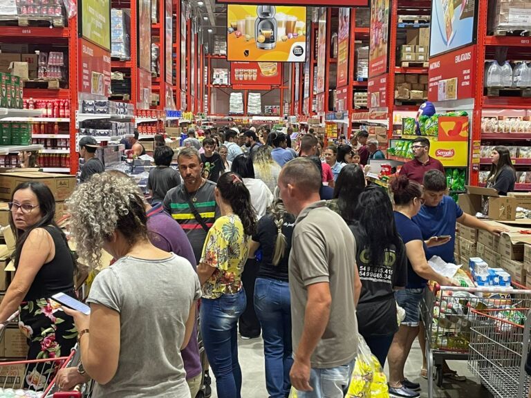 Clientes ficam até 3 horas na fila de atacado em Canoas