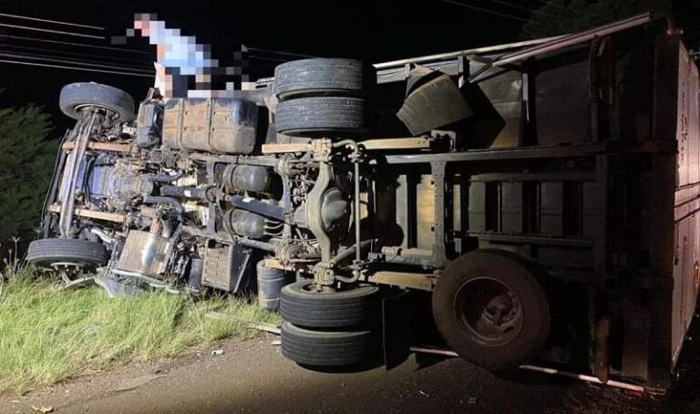 Duas pessoas morrem em acidente envolvendo um caminhão e três carros