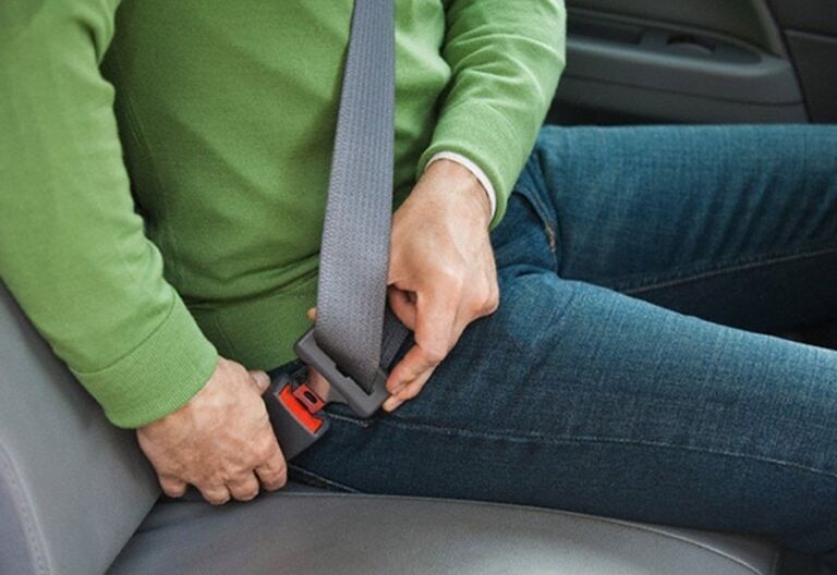 ENTENDA DIREITO | O uso do cinto de segurança no banco traseiro é obrigatório?