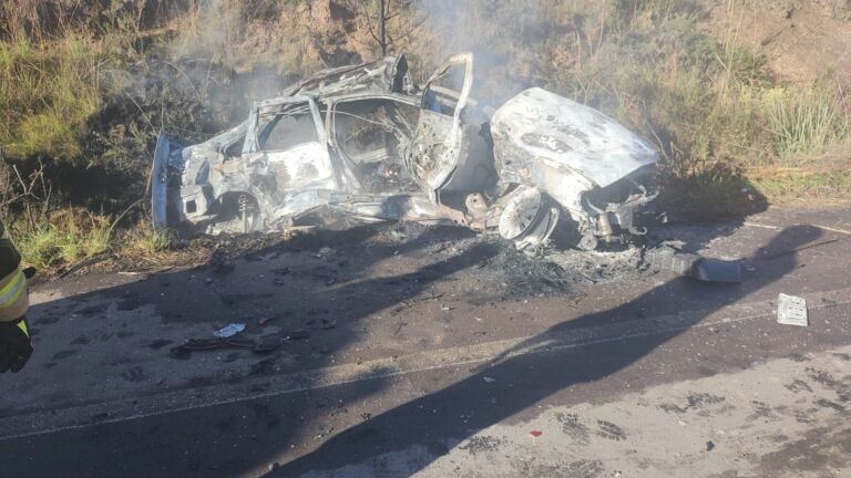 Criança morre queimada após colisão entre quatro veículos