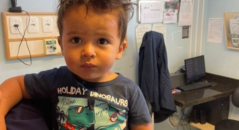 Criança de dois anos é encontrada após passar madrugada sozinha na rua