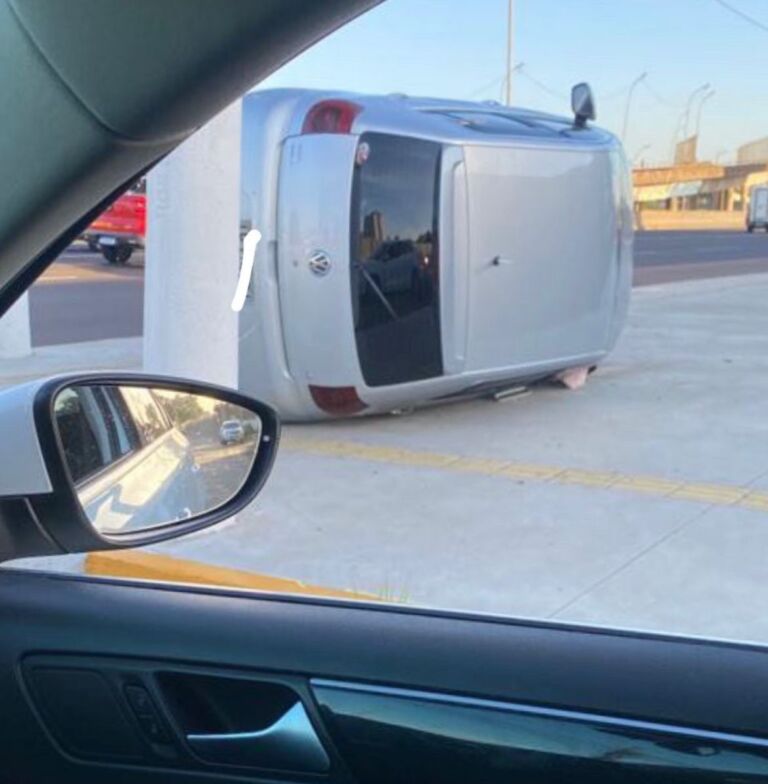 Carro tomba nas margens da BR-116 em Canoas